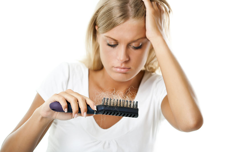 Quais são os efeitos na saúde causados pela queda de cabelo