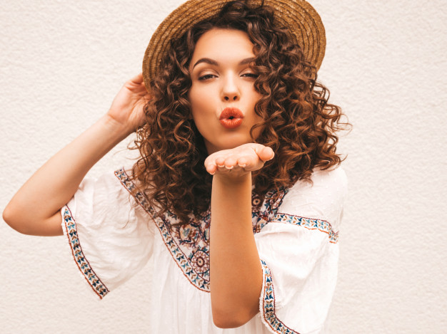 uma adolescente com um corte de cabelo curto está sentada em