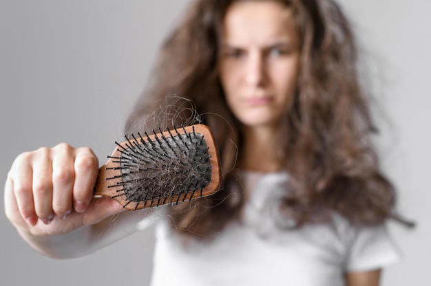mulher brava com cabelos em sua escova